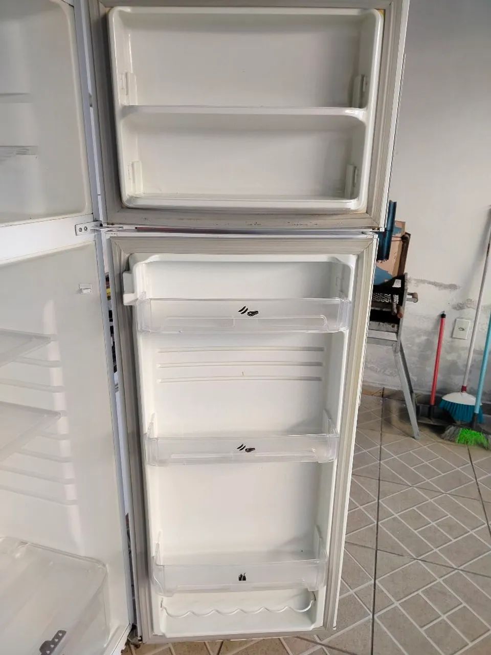 Vende se Geladeira - Funcionando normalmente  - Foto 4