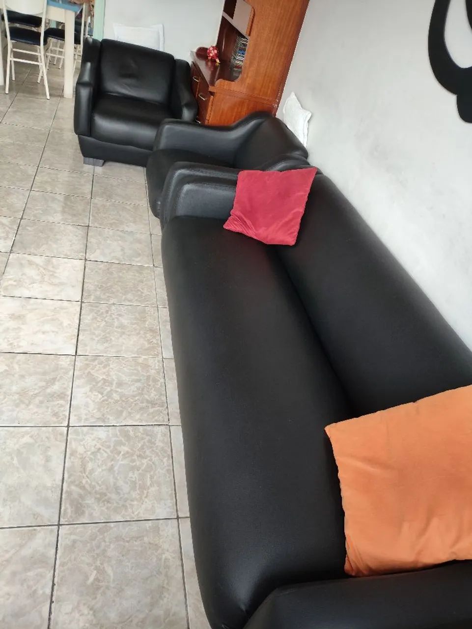 Conjunto Sofá 4 lugares e Poltronas de Couro / Conjunto elegante e atemporal  - Foto 4