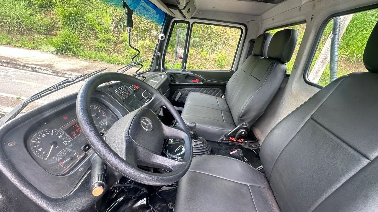 Caminhão Mercedes Atron 1719 4x2 - Foto 4