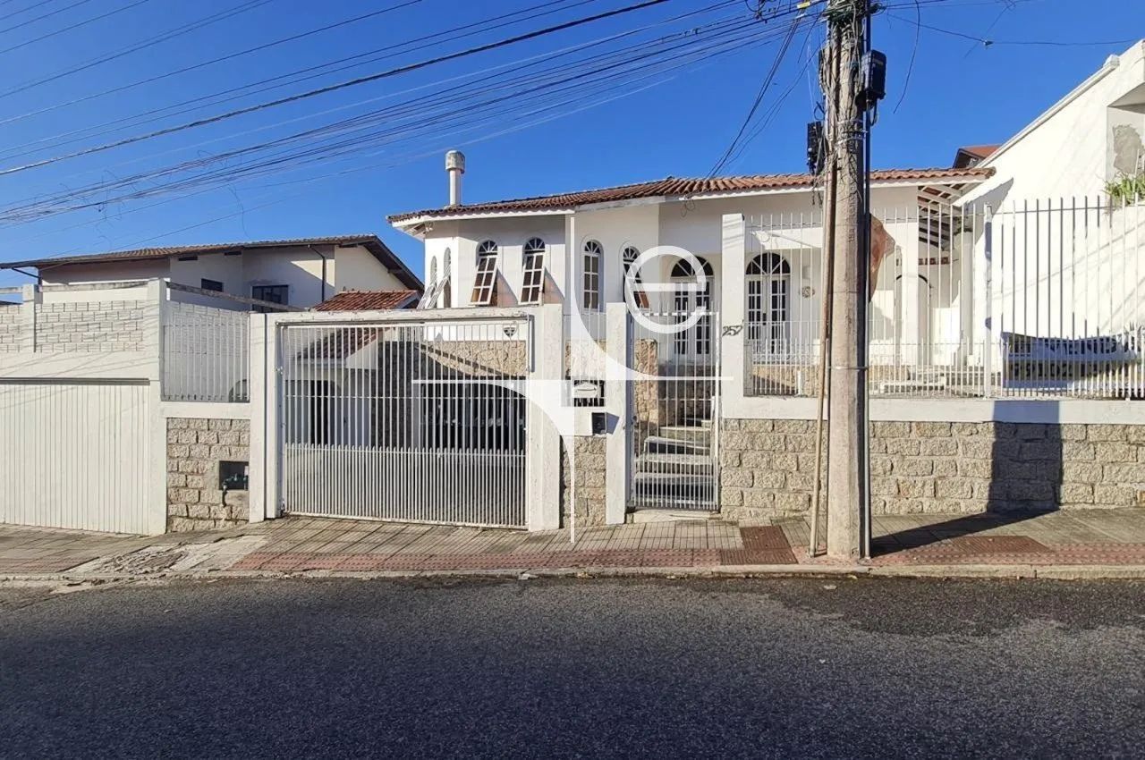 Casa comercial 3 quartos no Agronomica