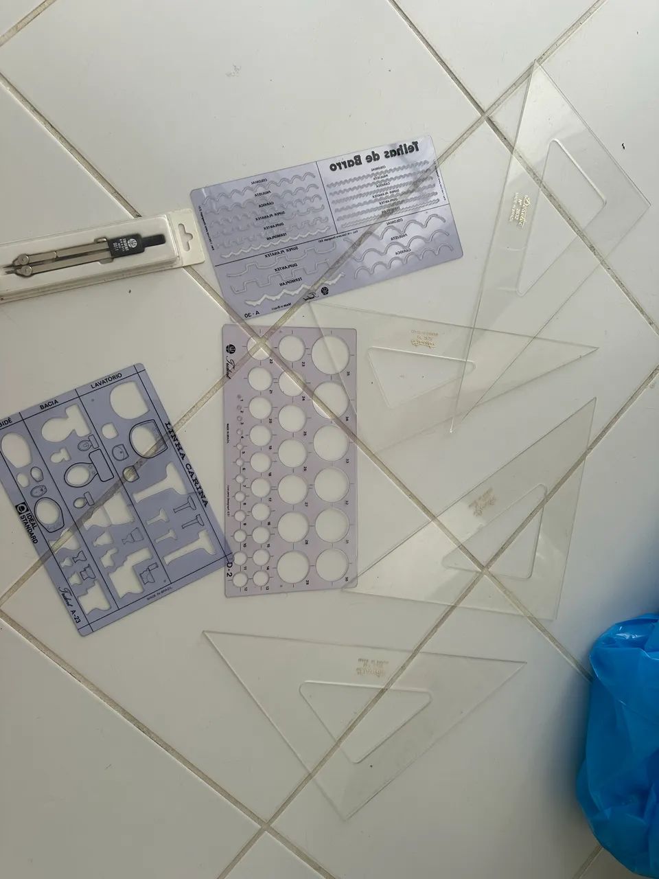 Kit arquitetura (esquadros, gabaritos, e compasso)