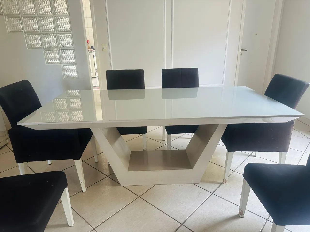 Vendo mesa completa com as cadeiras ou só a mesa!