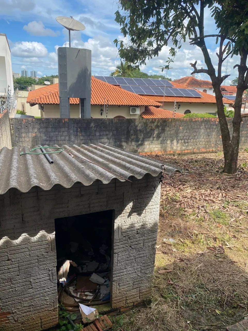 Casa grande - vários quartos, ventilada e terreno amplo bem localizada - Foto 4