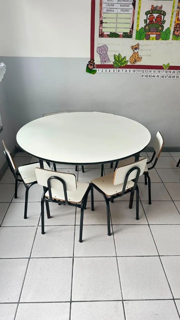 Mesa infantil com 6 cadeiras 