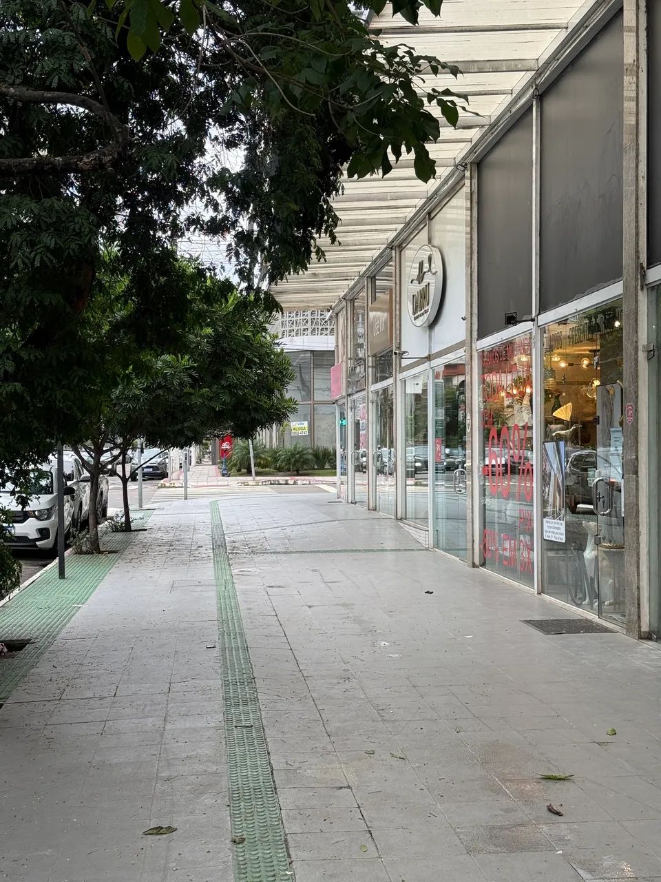 Loja c/ sobre-loja coração de Itapoã super bem localizada!
