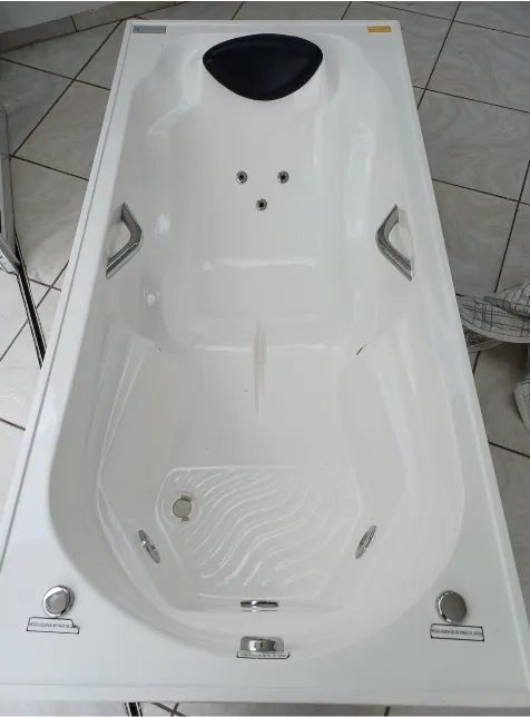BANHEIRA COM HIDROMASSAGEM - NOVA - sem motor