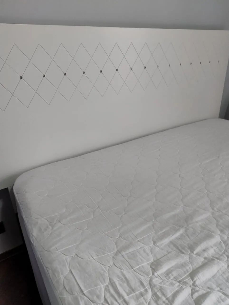 Cama Queen, cabeceira e colchão branca
