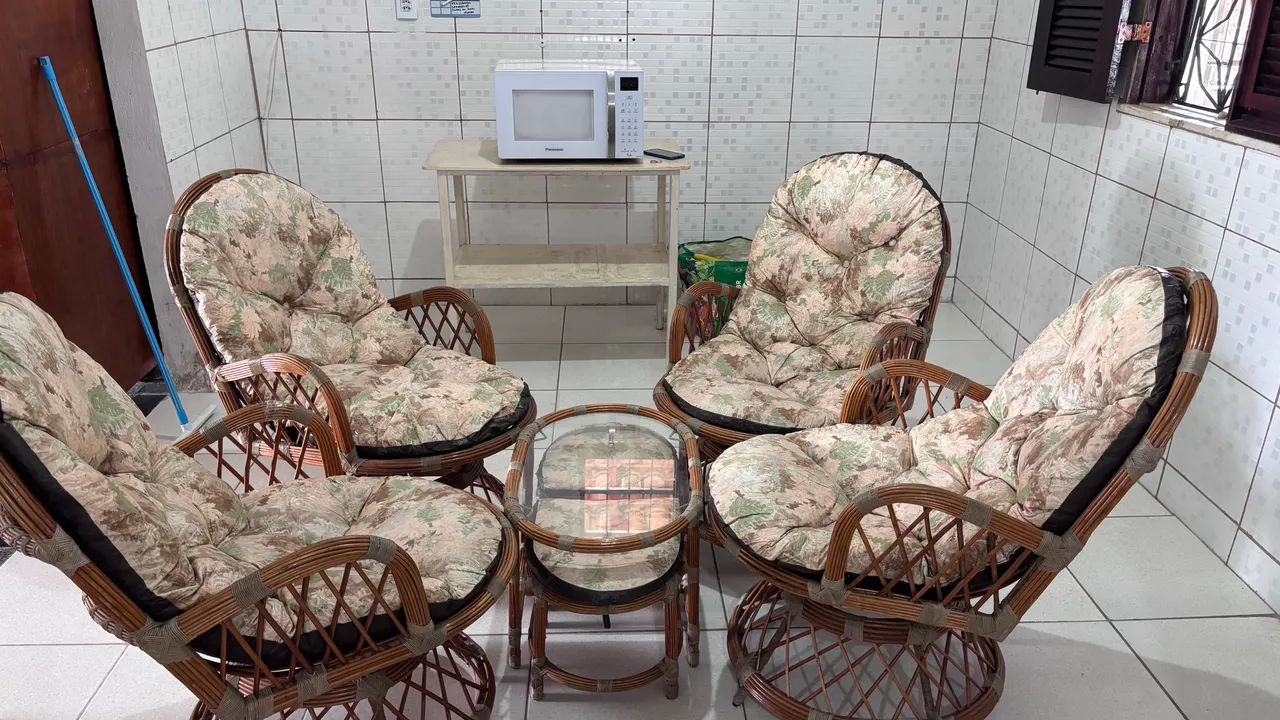 Conjunto de cadeiras acolchoadas com mesinha de centro  - Foto 2