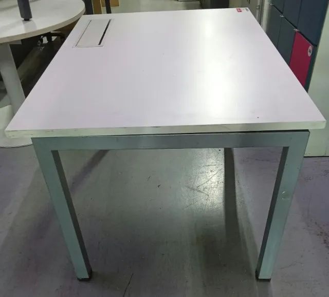 Mesa Para Escritório Branca Com Pés de Ferro - Foto 3