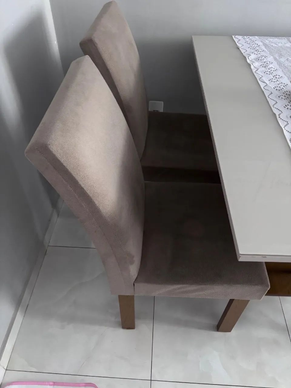 Mesa de jantar com tampo de vidro e 4 cadeiras  - Foto 2