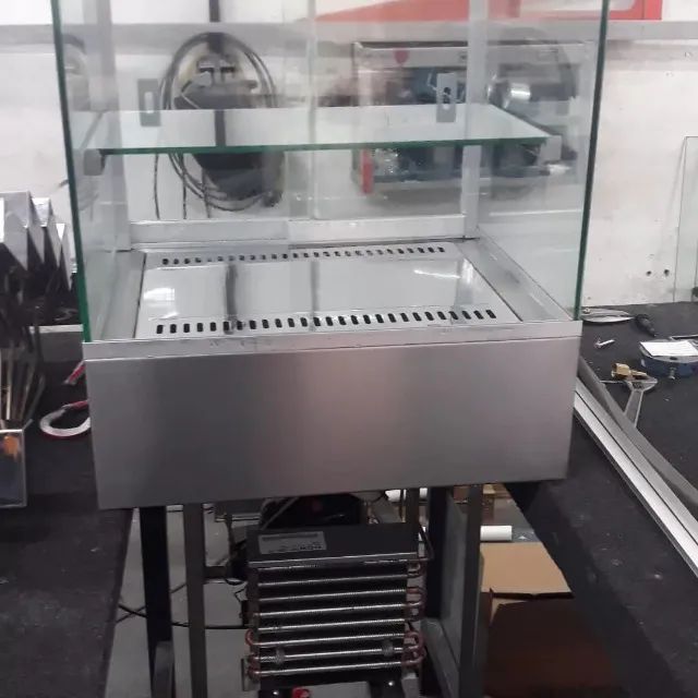VITRINE SOBREPOR REFRIGERADA -BASE +02 PRATELEIRA ANUNCIO REF: