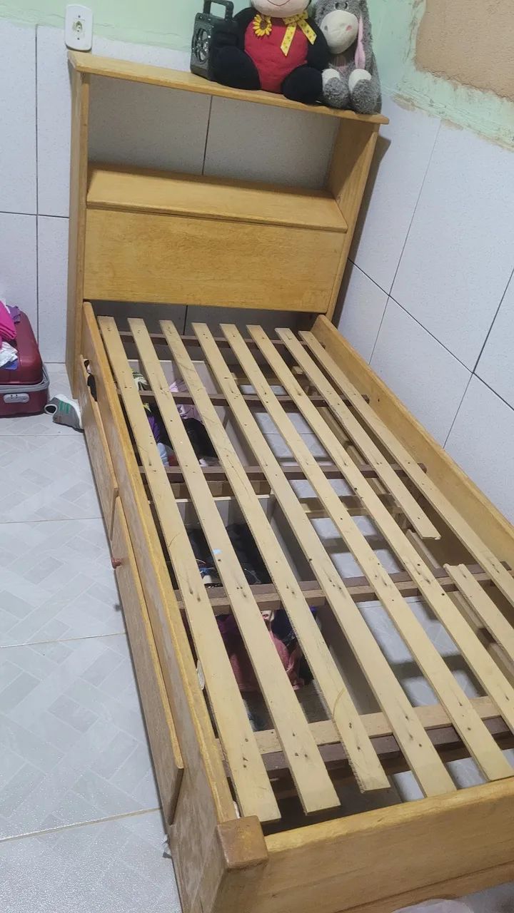 Cama de solteiro de madeira. 