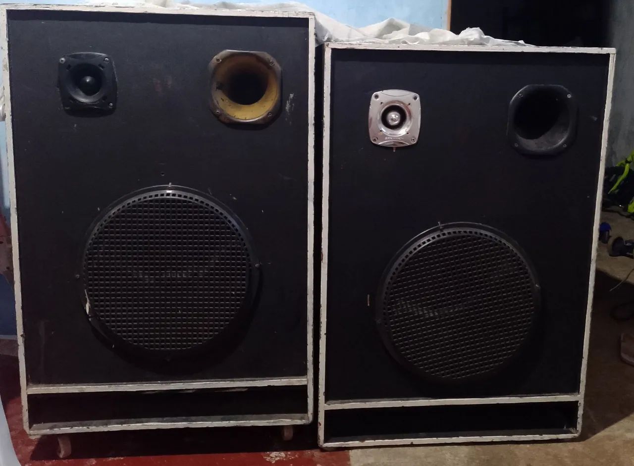 Vendo essas caixas de som boca de 15