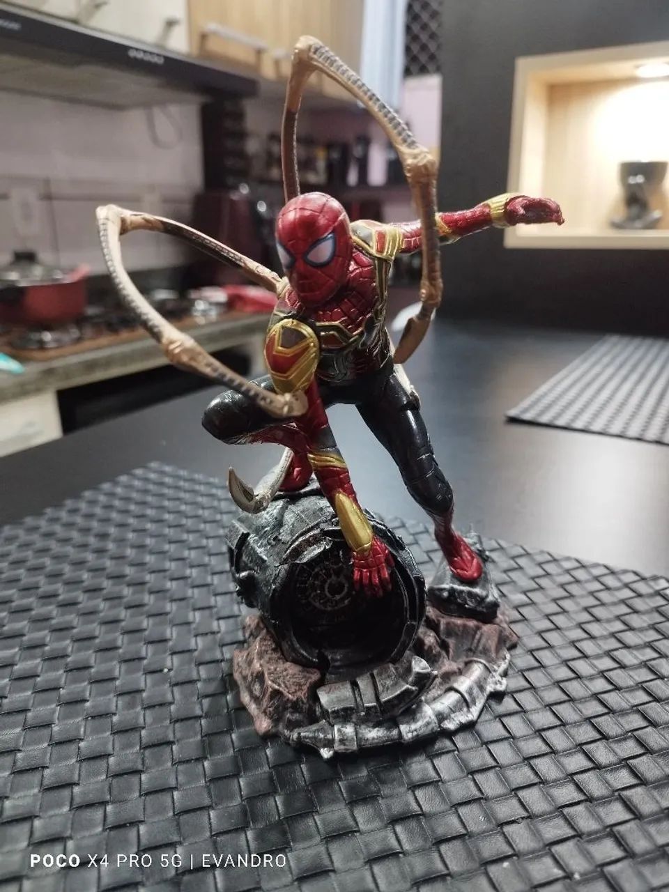Estátua Homem-Aranha 