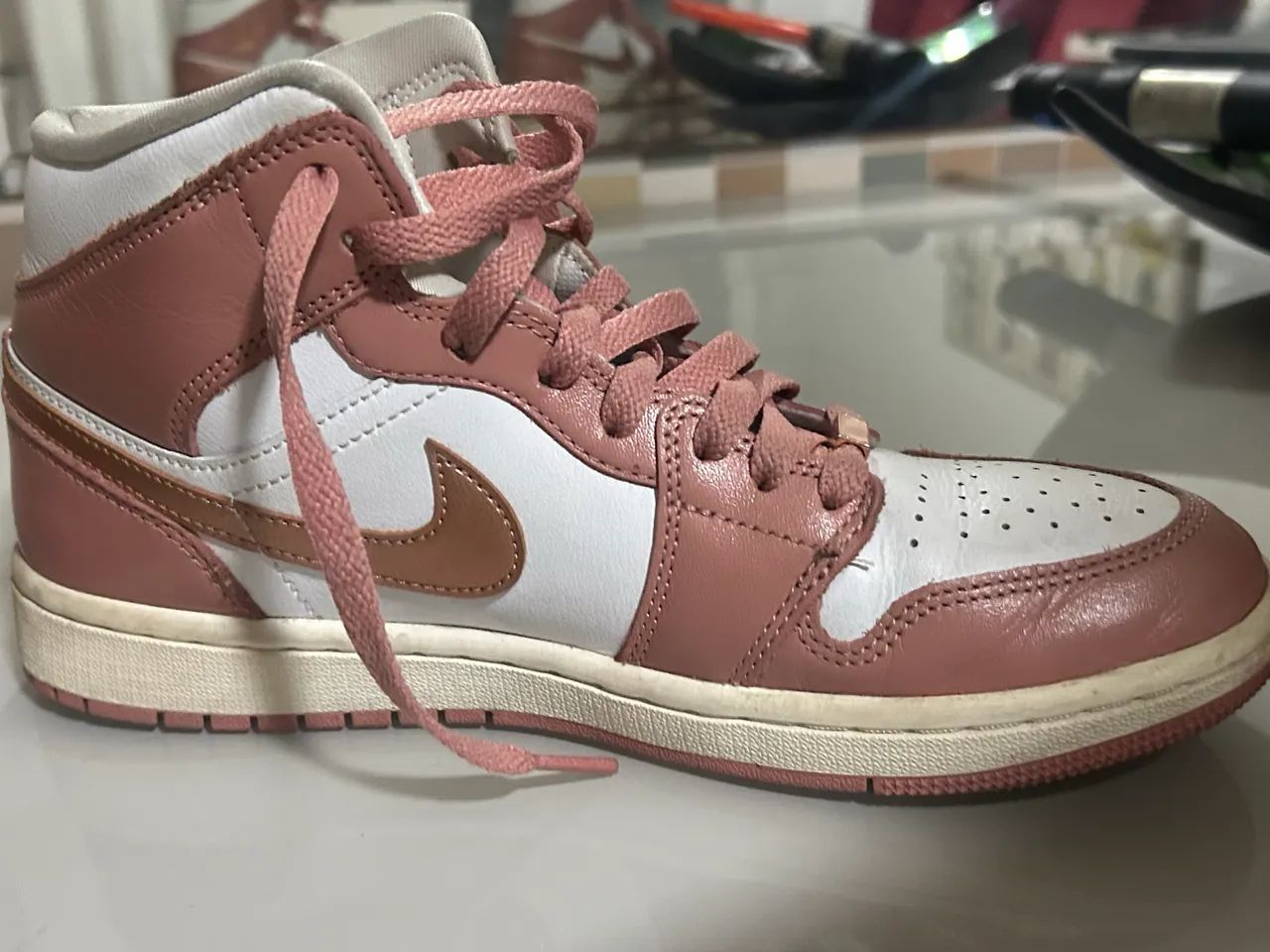 Air Jordan 1 Mid SE Red Stardust White Rosa - Foto 2