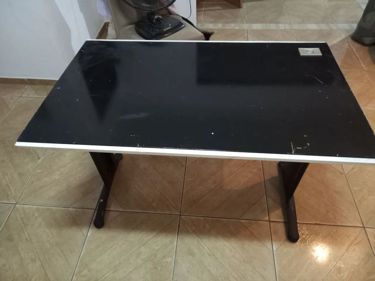 Mesa de diretor/escritório revestida em madeira e alumínio. - Foto 2