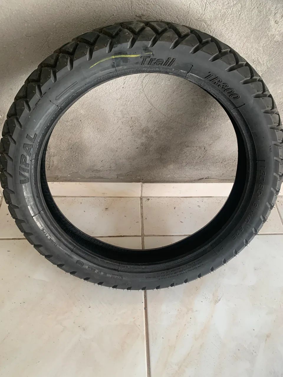 Vende-se Pneu de XR em estado ótimo. Valor - 200 Tamanho - roda 18 Chama no Pv!