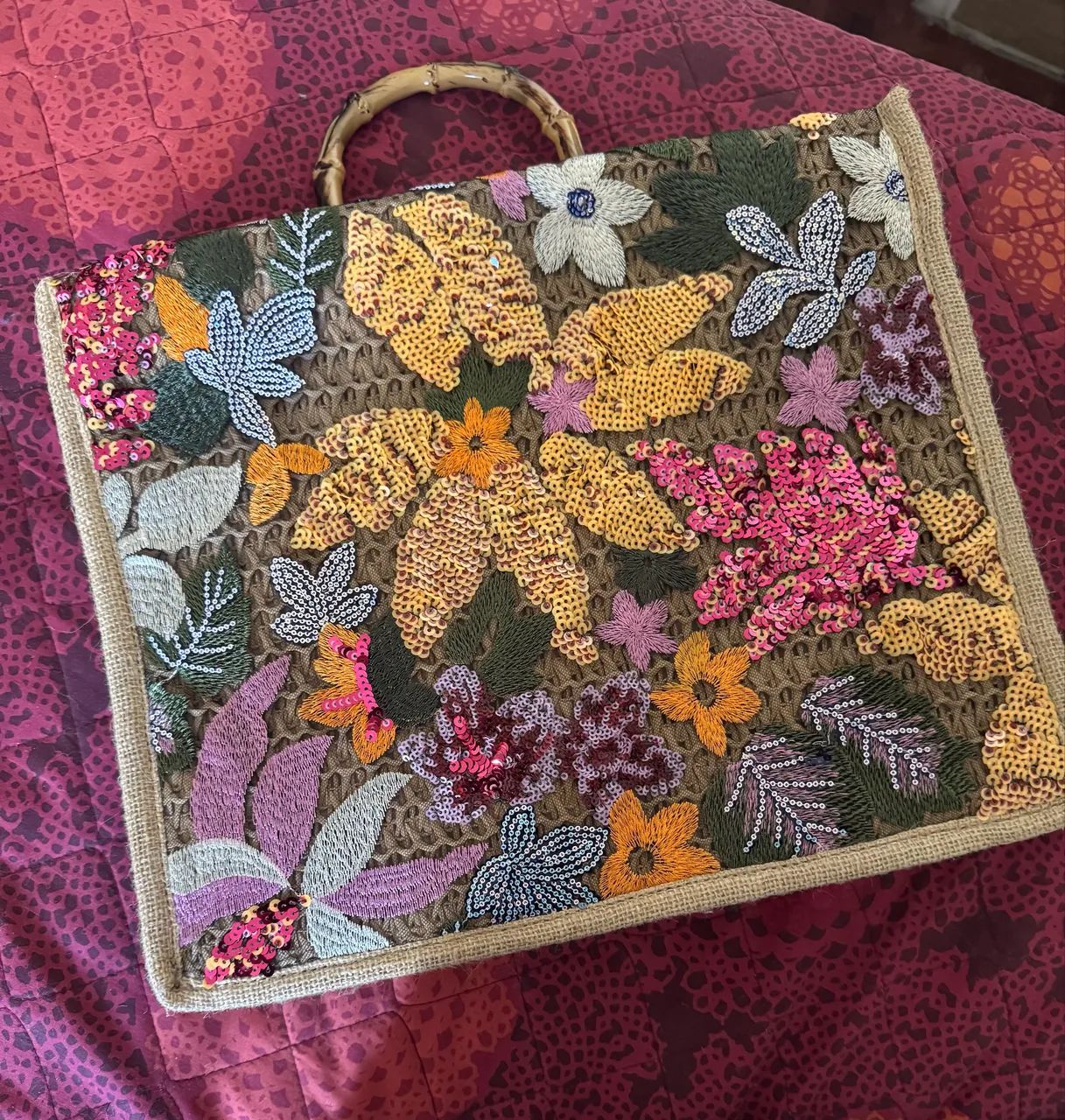 Bolsa bordada com alças de madeira