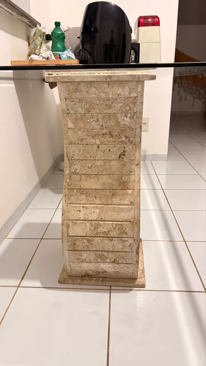 Mesa tampo de vidro e mármore travertino