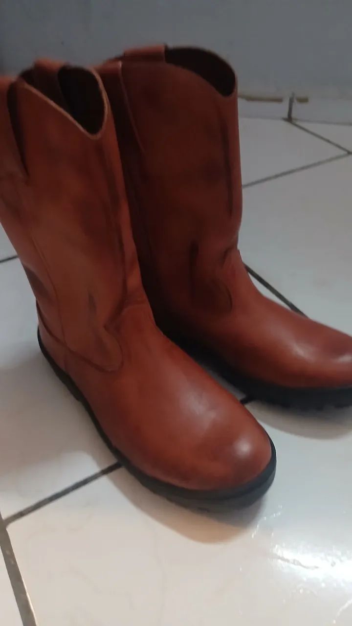 Bota Lisa em Couro Legítimo Cano Médio (Nova)