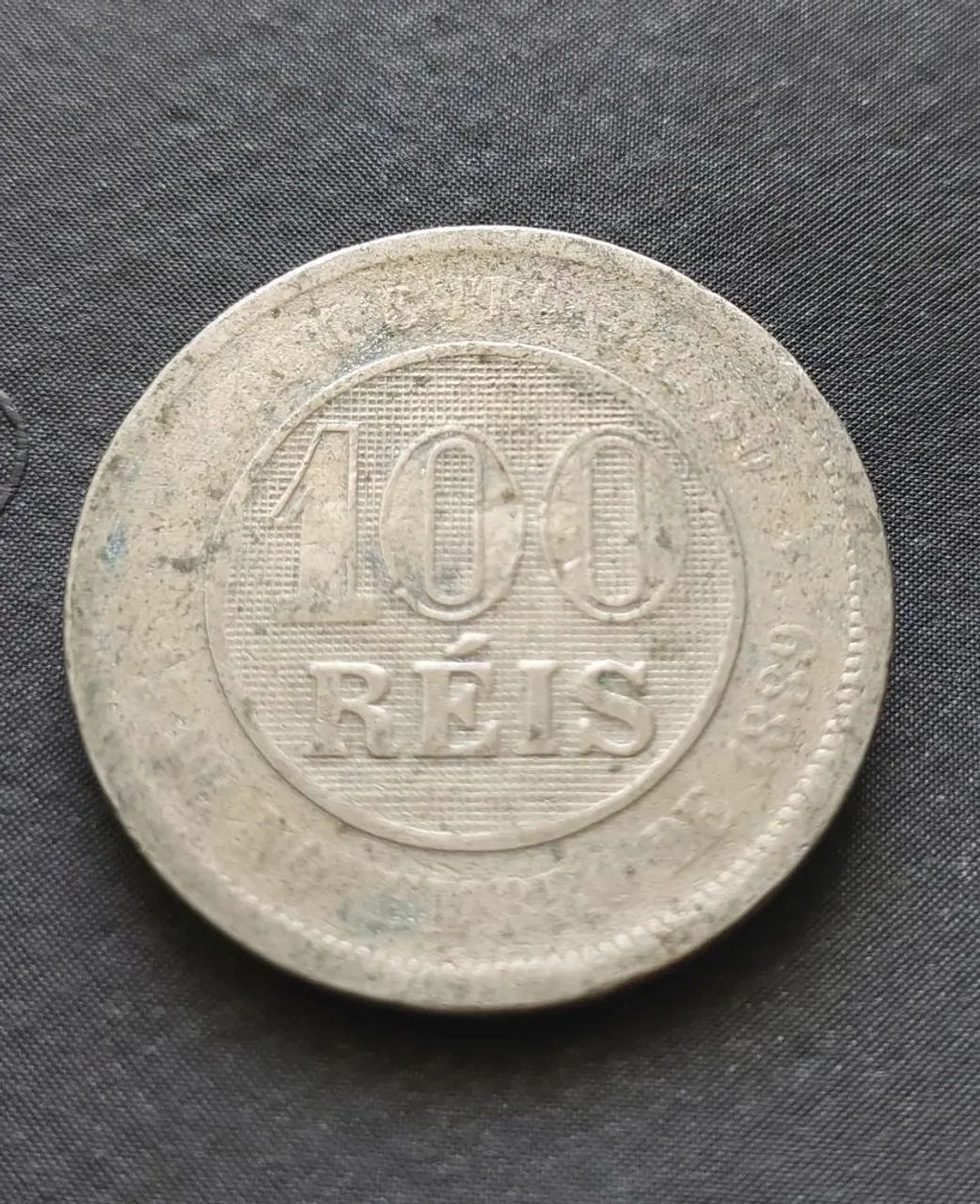Moedas antigas de 100 de 1989, de 1925 e 500 reis de 1939