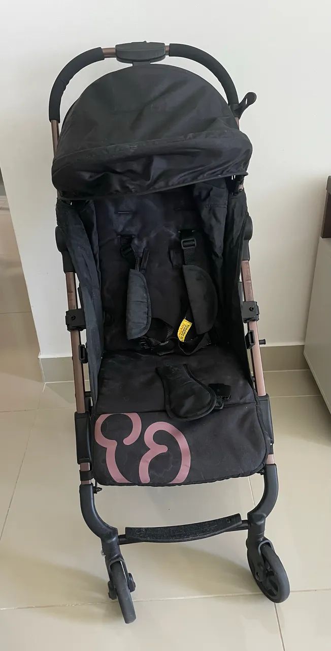 Carrinho com bebê conforto 