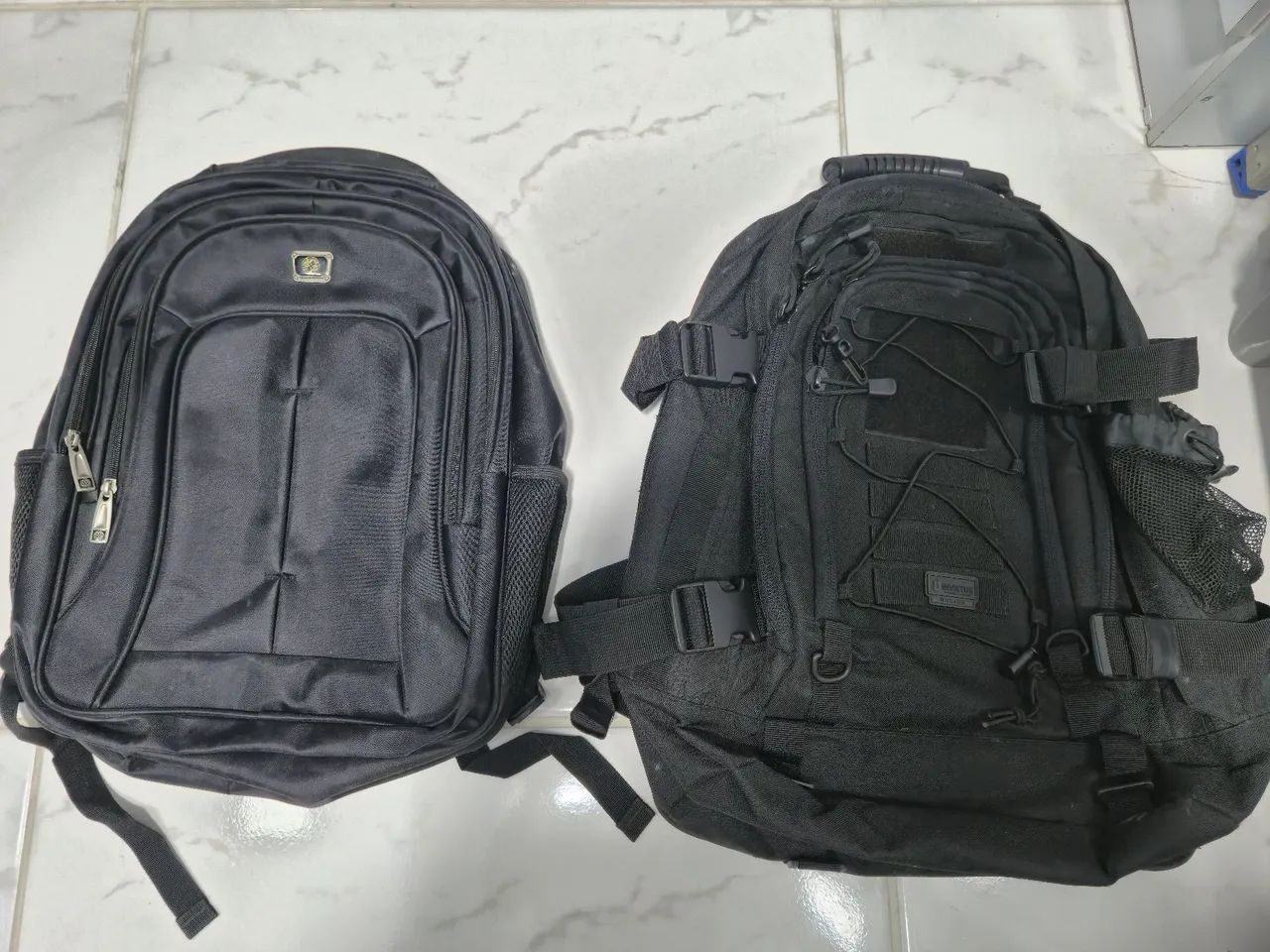 Mochilas pretas, 70 reais cada.