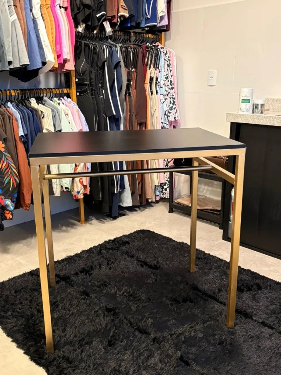 Mesa expositora para loja com arara - Foto 2