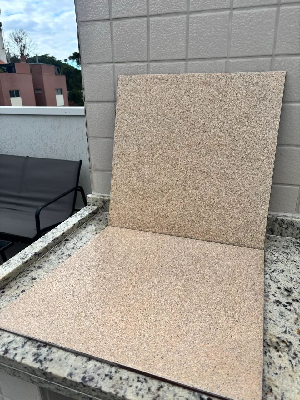 Piso cerâmico bege 45x45