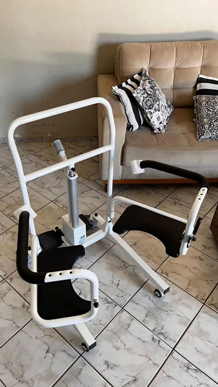 Vendo cadeira de rodas, pode ser usada para banho e transferência. - Foto 4