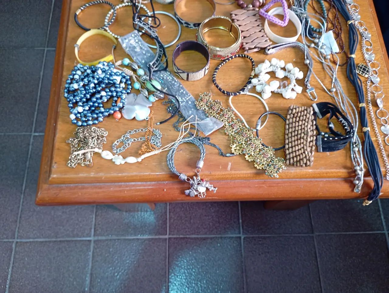 Pulseiras e colares 45 peças diversas  - Foto 4