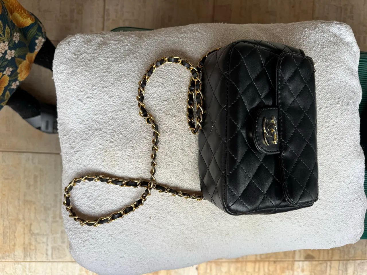 Bolsa Preta Matelassê Estilo Chanel com Corrente Dourada - Linda e Elegante - Foto 3