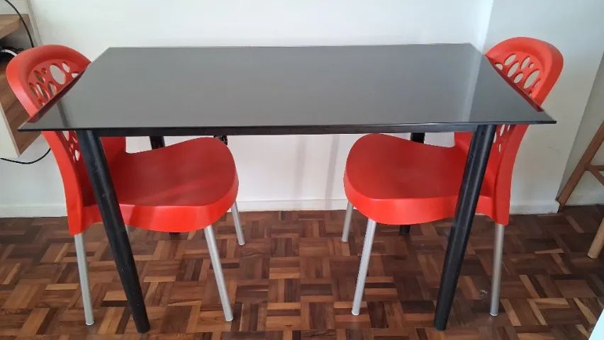 Mesa retangular de vidro temperado com 2 cadeiras