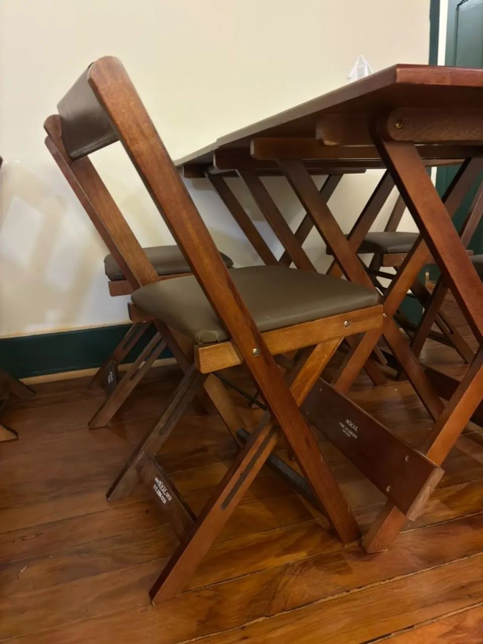 Jogo de Mesa e Cadeira Imbuia com Estofado Marrom - Foto 4
