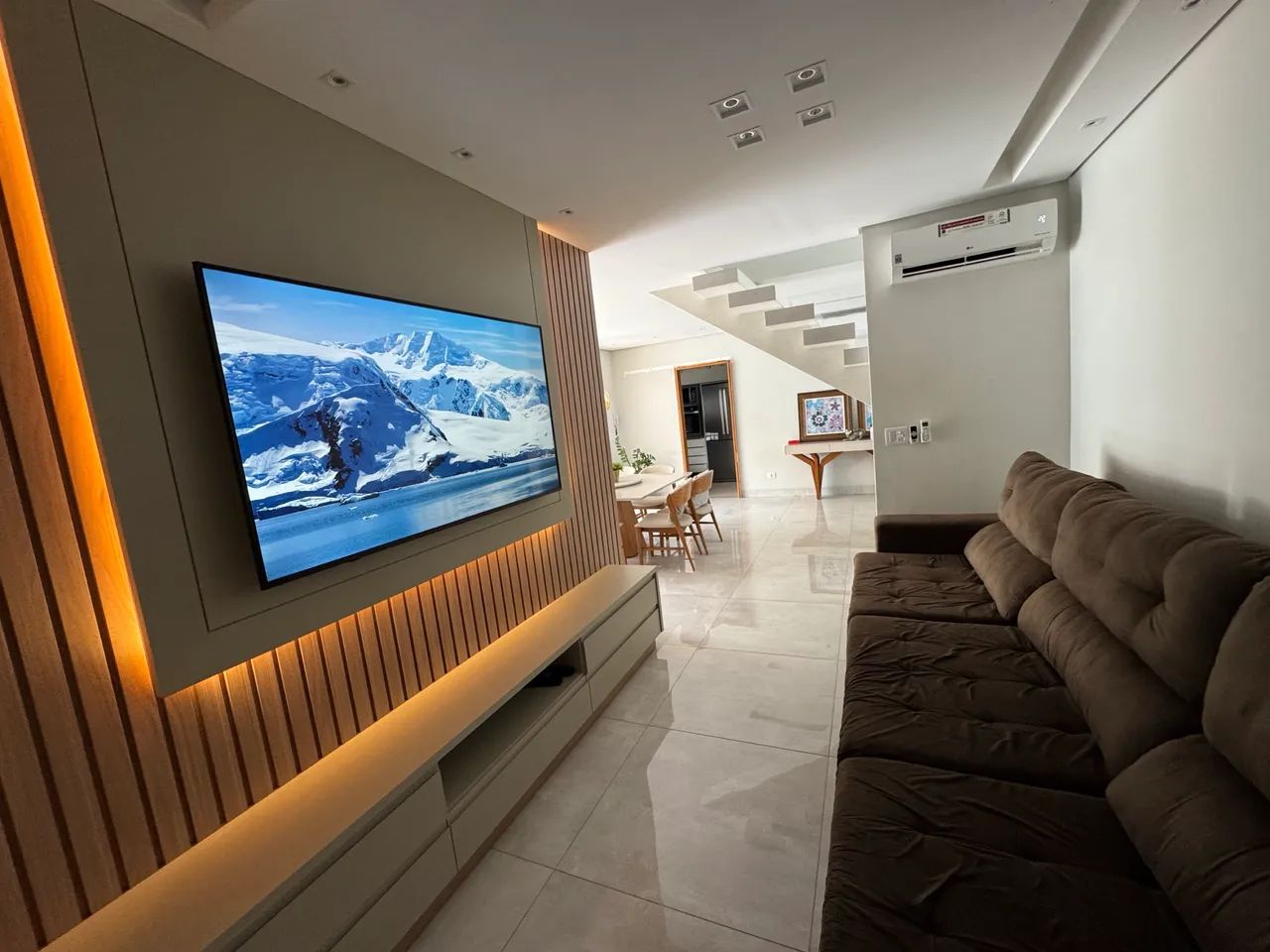 Sofá retrátil e reclinável em sued 