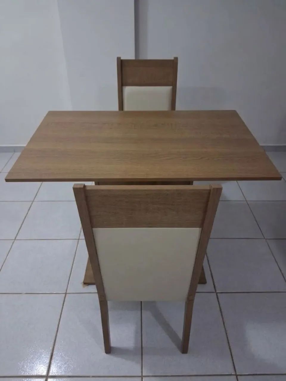 Vendo mesa com 2 cadeiras - Semi nova