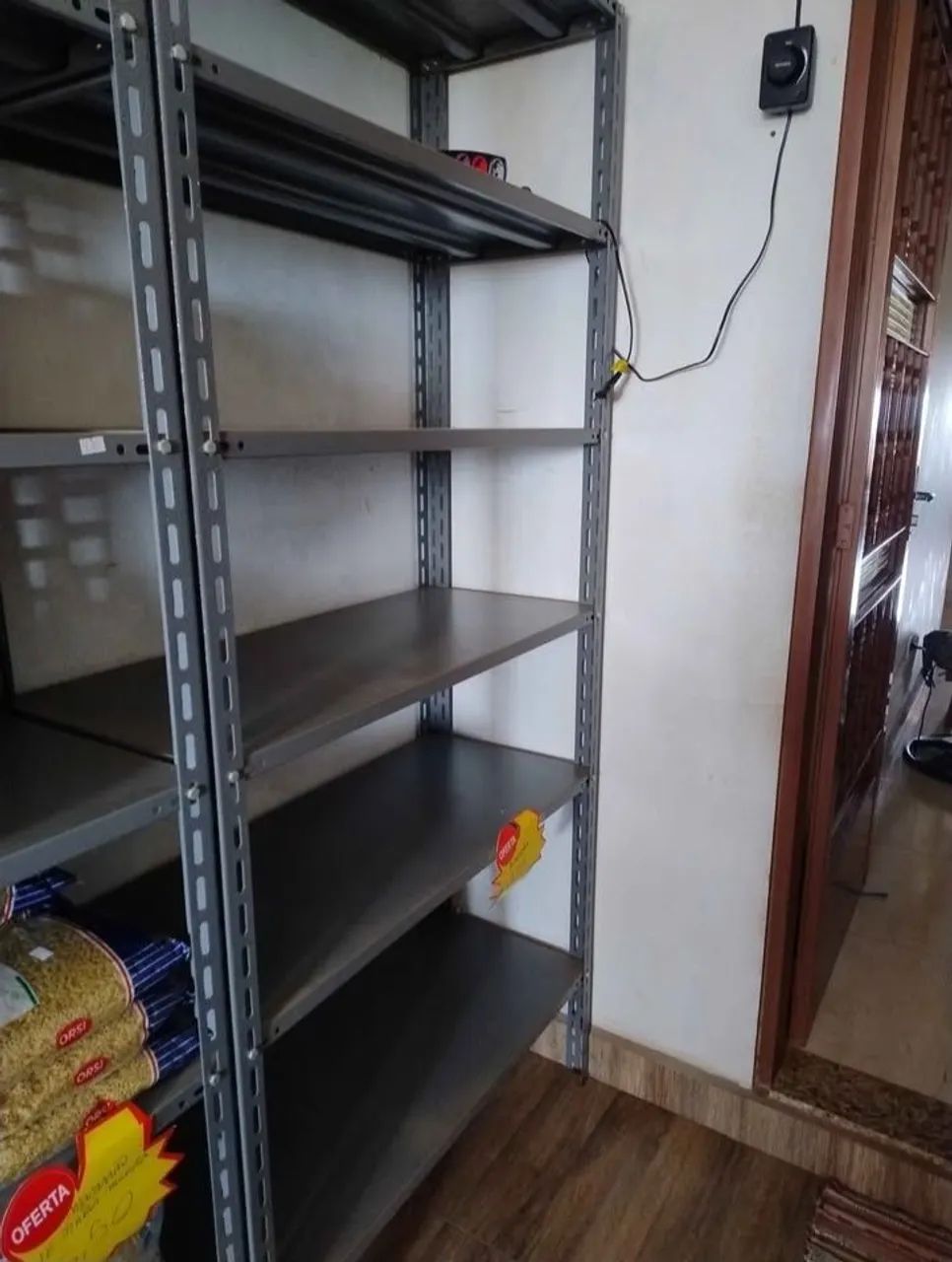 Prateleiras reforçadas usadas 