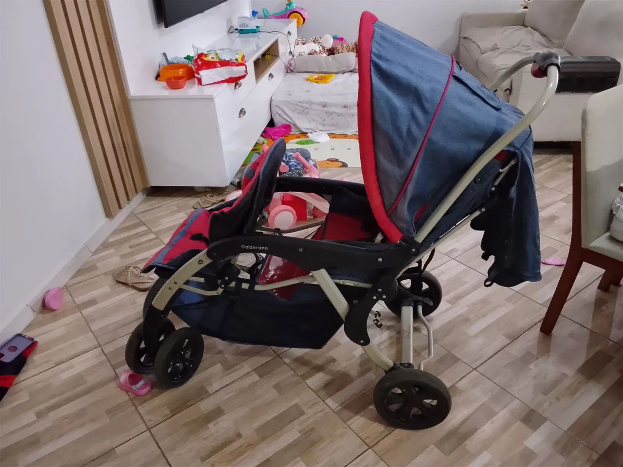 Carrinho de bebe "Gêmeos" com bebê conforto e base  - Foto 3