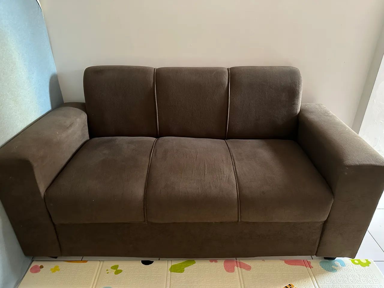 Sofá 3 lugares em suede