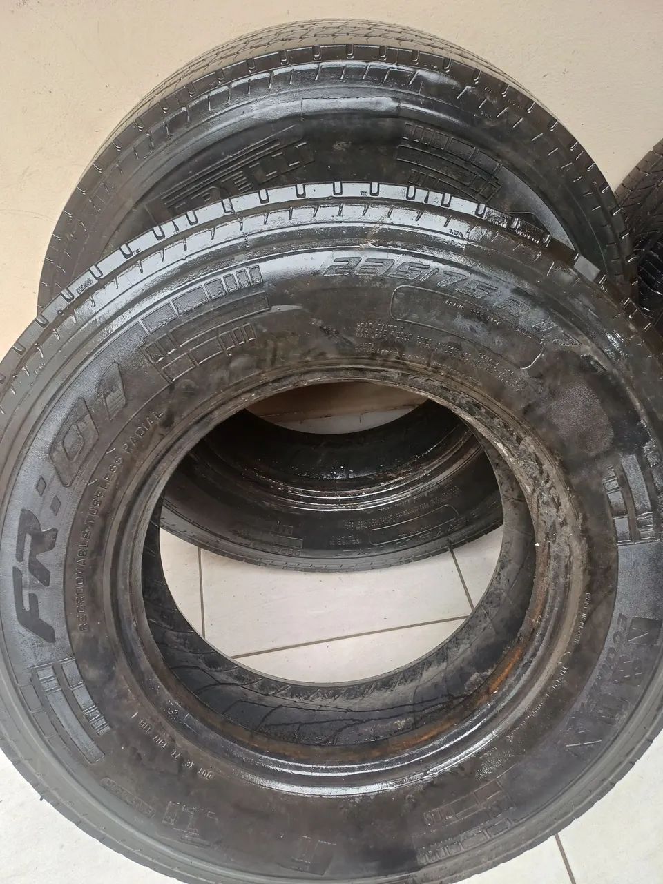 pneu 235 pra 3/4 - Foto 3