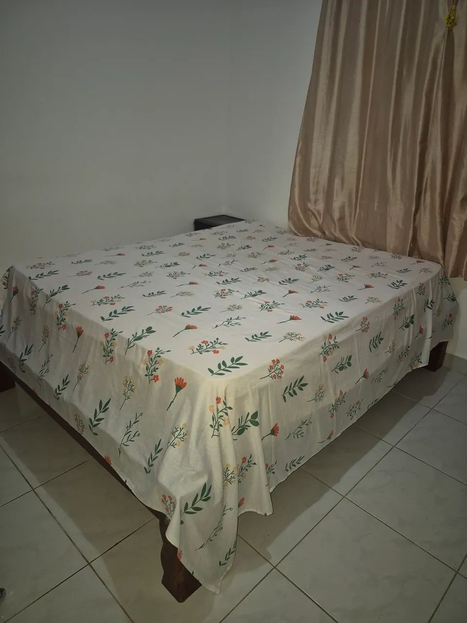 Cama em madeira com colchão 