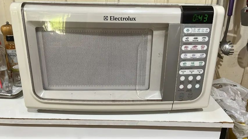 Micro-ondas Electrolux 31L em ótimo estado, queima só hoje!