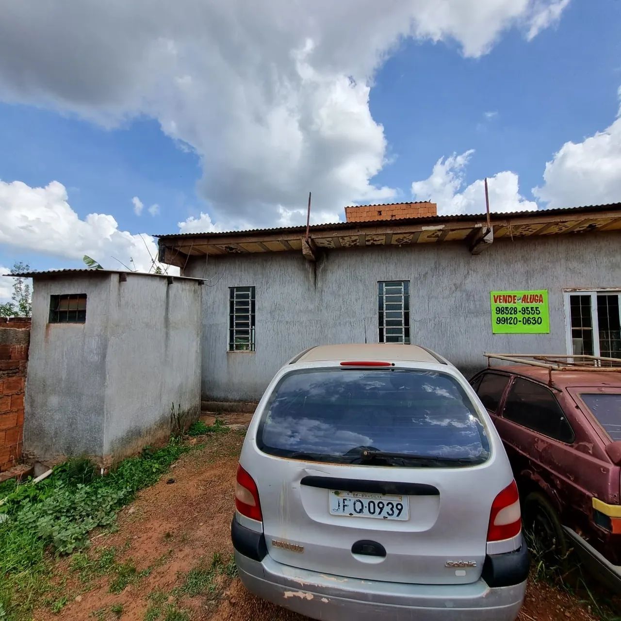 Vendo urgente lote com construção em laje.