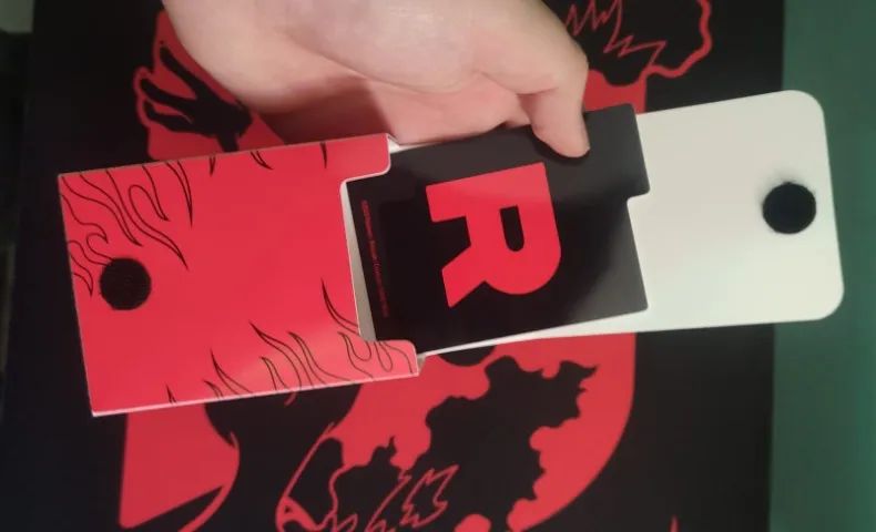 Pokémon TCG - Playmat + Deckbox Moltres da Equipe Rocket - Foto 4