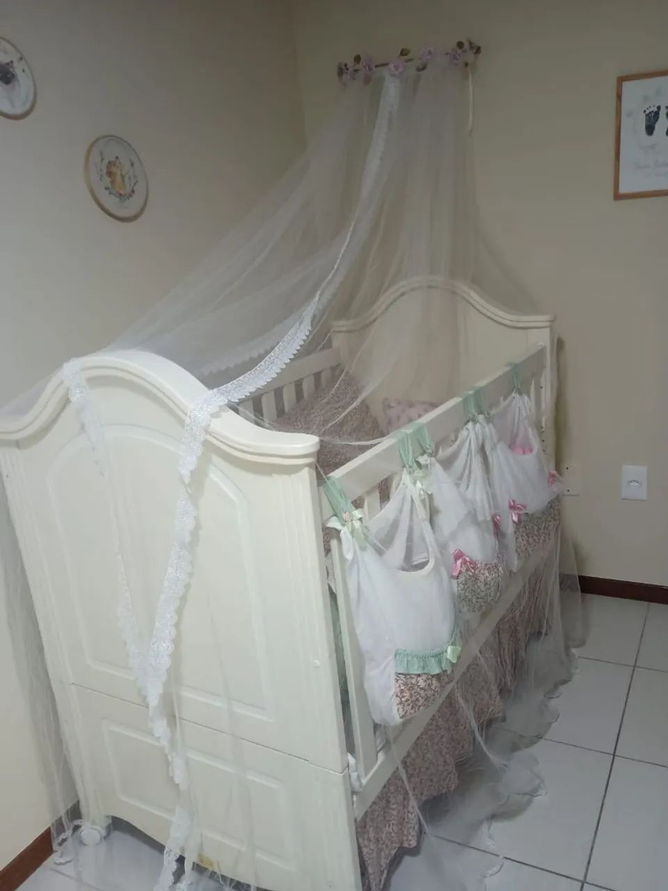 Berço provençal da marca quater móveis, mais colchão,.docel e mosquiteiro - Foto 3