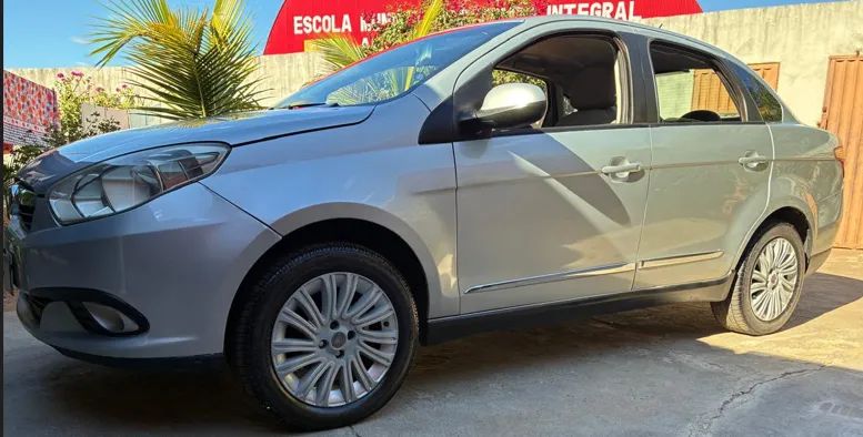 Fiat Grand Siena Essence 1.6 Flex 16V 2013 - Foto 2