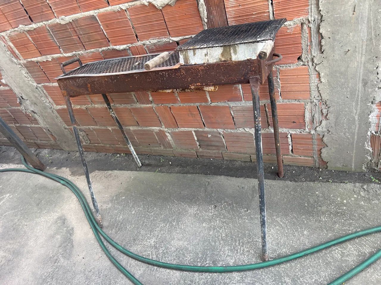 Vendo essa churrasqueira de ferro top - Foto 3