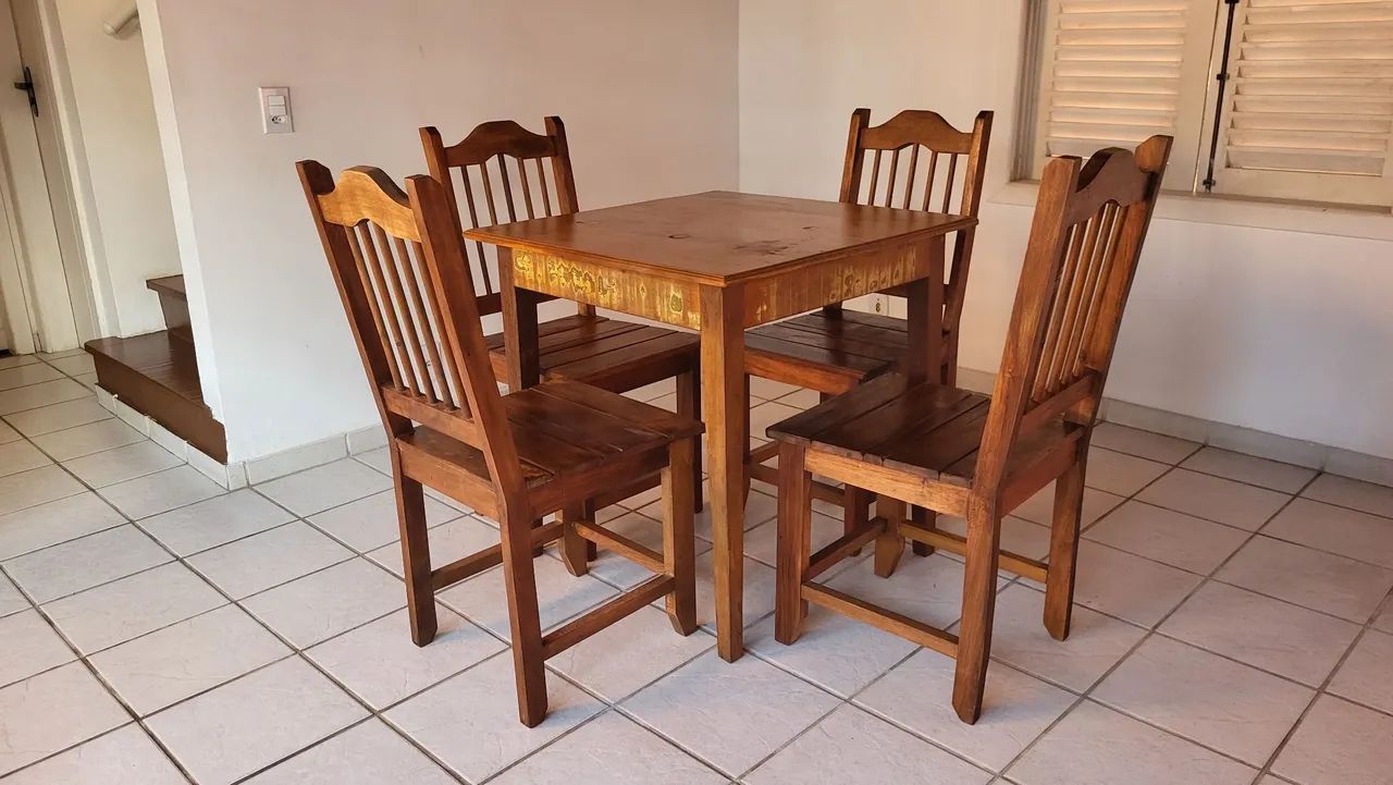 Jogo de Mesa com 4 Cadeiras - Madeira de Demolição