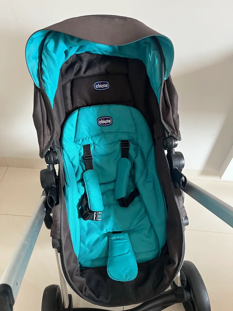 Carrinho de bebê e bebê conforto marca Chicco - Foto 5