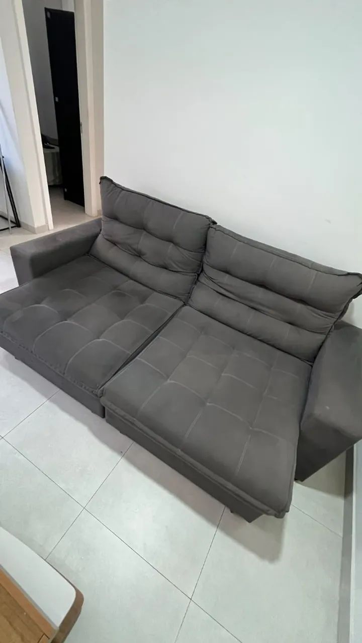 Sofá Retrátil Cinza Escuro 2,30m em Ótimo Estado